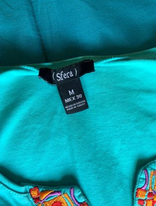 Camiseta turquesa con bordado