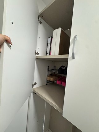 Armario modular blanco con estantes y cama