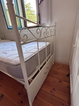 Cama individual metálica blanca con colchón