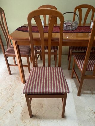 CONJUNTO DE MESA DE MADERA EXTENSIBLE CON 6 SILLAS