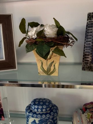 Jarrón decorativo con flores y nido