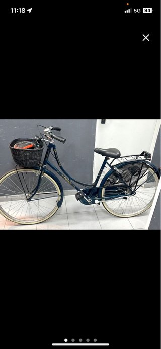 Bicicleta de paseo azul con cesta