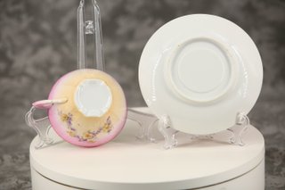 Taza de té antigua con platillo