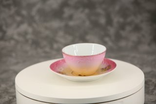Taza de té antigua con platillo