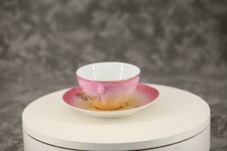 Taza de té antigua con platillo