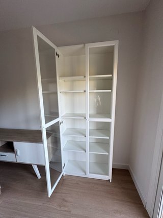 Vitrina alta blanca con puertas de cristal