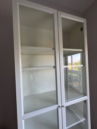 Vitrina alta blanca con puertas de cristal