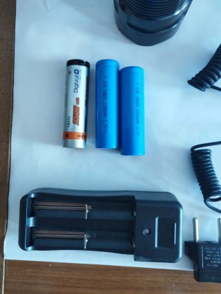 Linterna TrustFire Negra con Accesorios