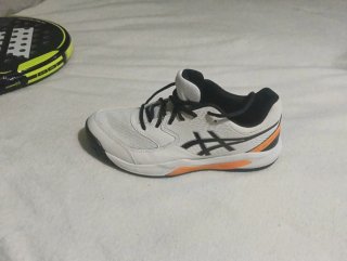 Zapatillas pádel ASICS Axis blancas y naranjas
