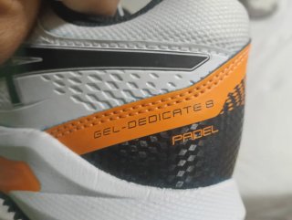 Zapatillas pádel ASICS Axis blancas y naranjas