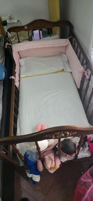 Cuna de madera con colchón