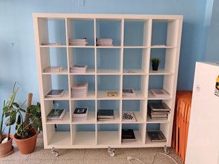 Estantería modular con ruedas