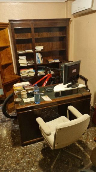 Escritorio de madera y mueble bar