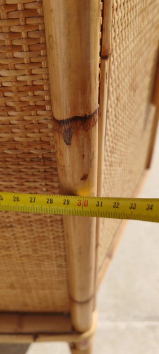 Estantería de bambú con puertas