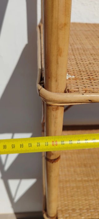 Estantería de bambú con puertas