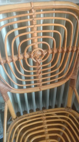 Silla de mimbre con cojín redondo