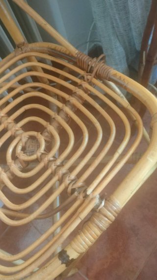 Silla de mimbre con cojín redondo