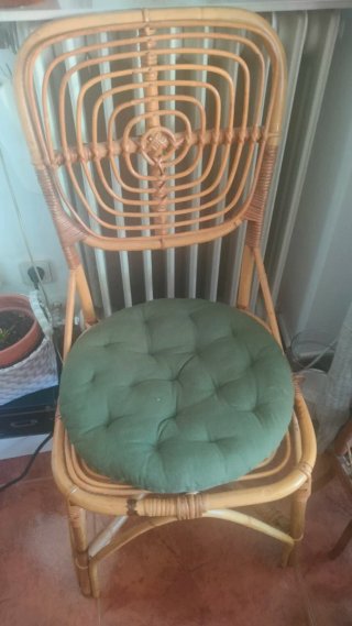 Silla de mimbre con cojín redondo
