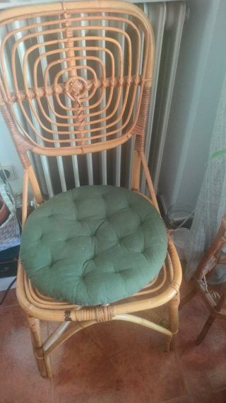 Silla de mimbre con cojín redondo