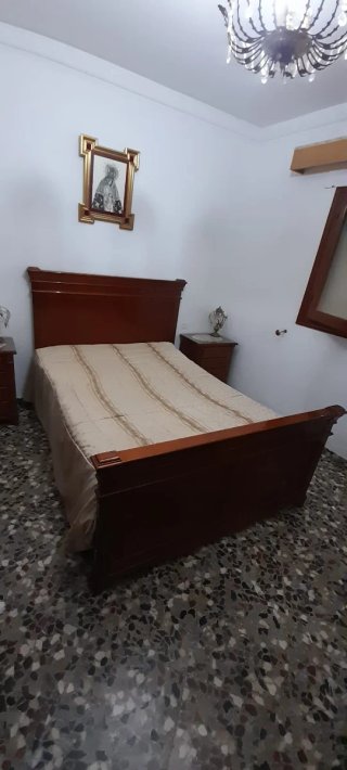 Dormitorio de matrimonio clásico de madera....