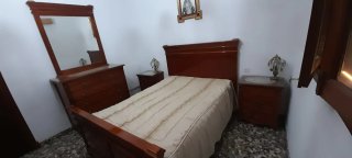 Dormitorio de matrimonio clásico de madera....