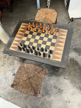 Mesa de ajedrez de madera y cristal