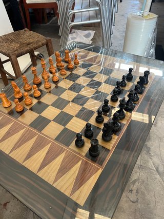 Mesa de ajedrez de madera y cristal