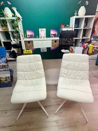 Pack Mesa Oficina/Salón Negra y Blanca y 2 sillas
