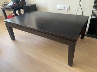Mesa auxiliar de madera oscura