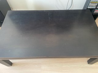 Mesa auxiliar de madera oscura