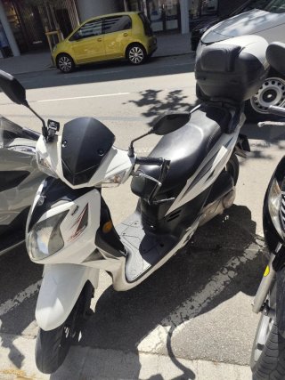 Sym Symphony SR Scooter Negra y Blanca