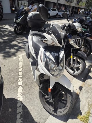 Sym Symphony SR Scooter Negra y Blanca