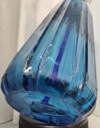 Sifón azul acampanado con tubo azul. J. Timmermas.