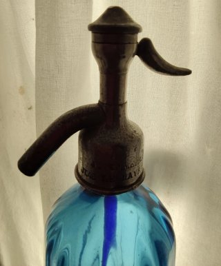 Sifón azul acampanado con tubo azul. J. Timmermas.