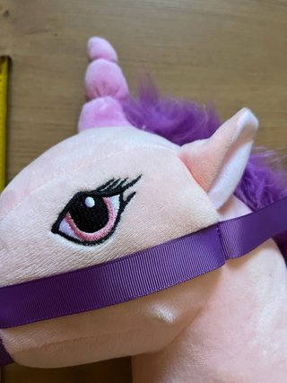 Unicornio de peluche para montar
