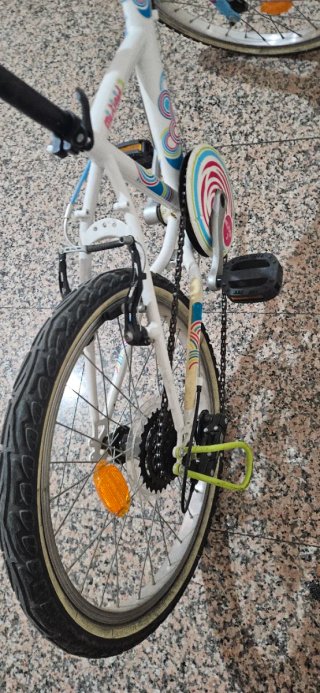 Bicicleta infantil Btwin blanca y azul