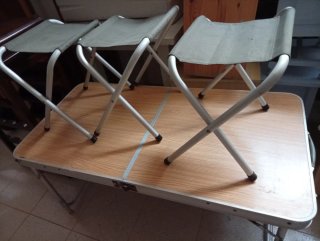 Mesa plegable y taburetes playa
