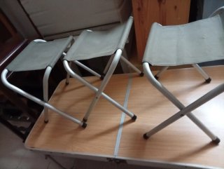 Mesa plegable y taburetes playa