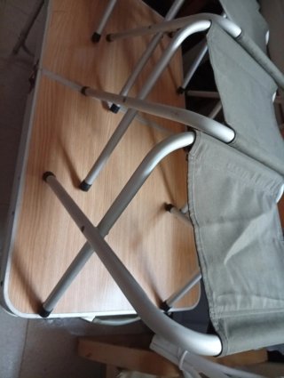 Mesa plegable y taburetes playa