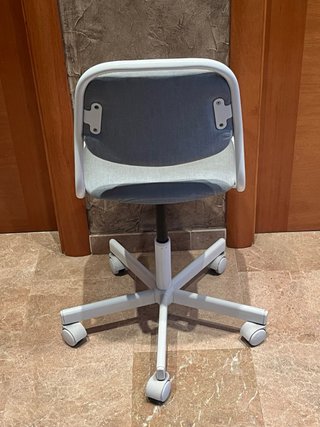 Silla de escritorio gris y blanca
