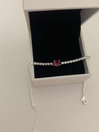 Pulsera Pandora con piedra fucsia