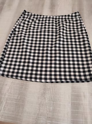 Lote Ropa Mujer: 2 Faldas, 1 Short, Camiseta
