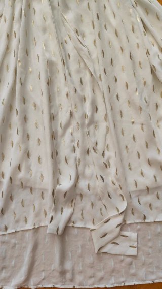 Vestido largo blanco con detalles dorados