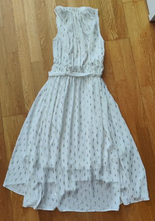 Vestido largo blanco con detalles dorados