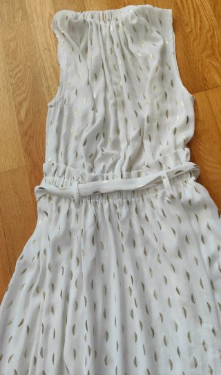 Vestido largo blanco con detalles dorados