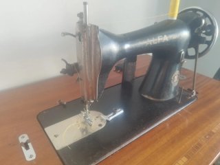 Máquina de coser Alfa funcionando