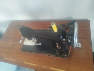Máquina de coser Alfa funcionando