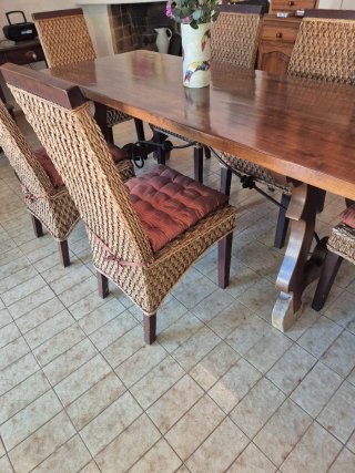 Mesa de madera maciza y 6 sillas