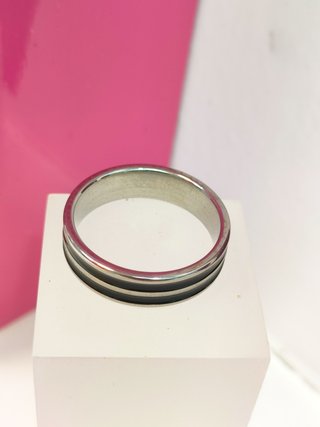 Anillo acero plateado con lineas negras T21