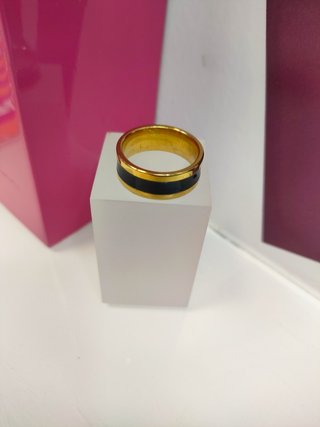 Anillo acero dorado con linea gruesa negra T18